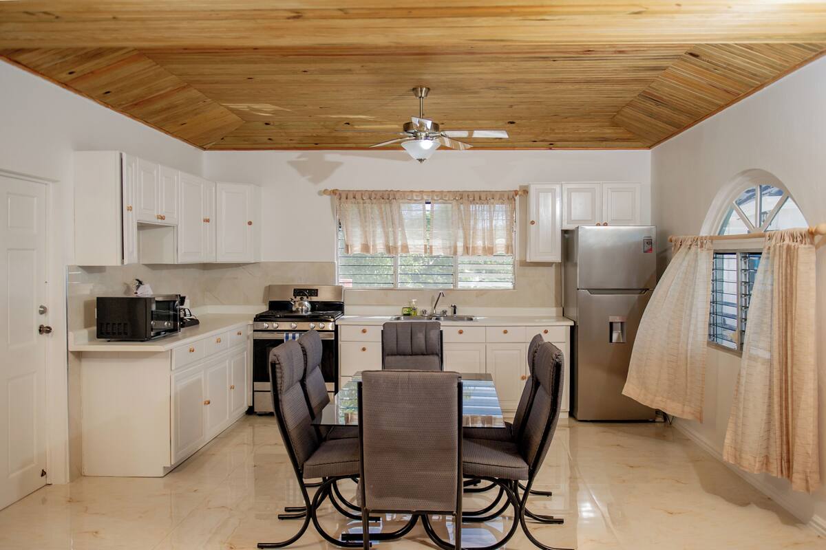 fridge, coffee/tea maker