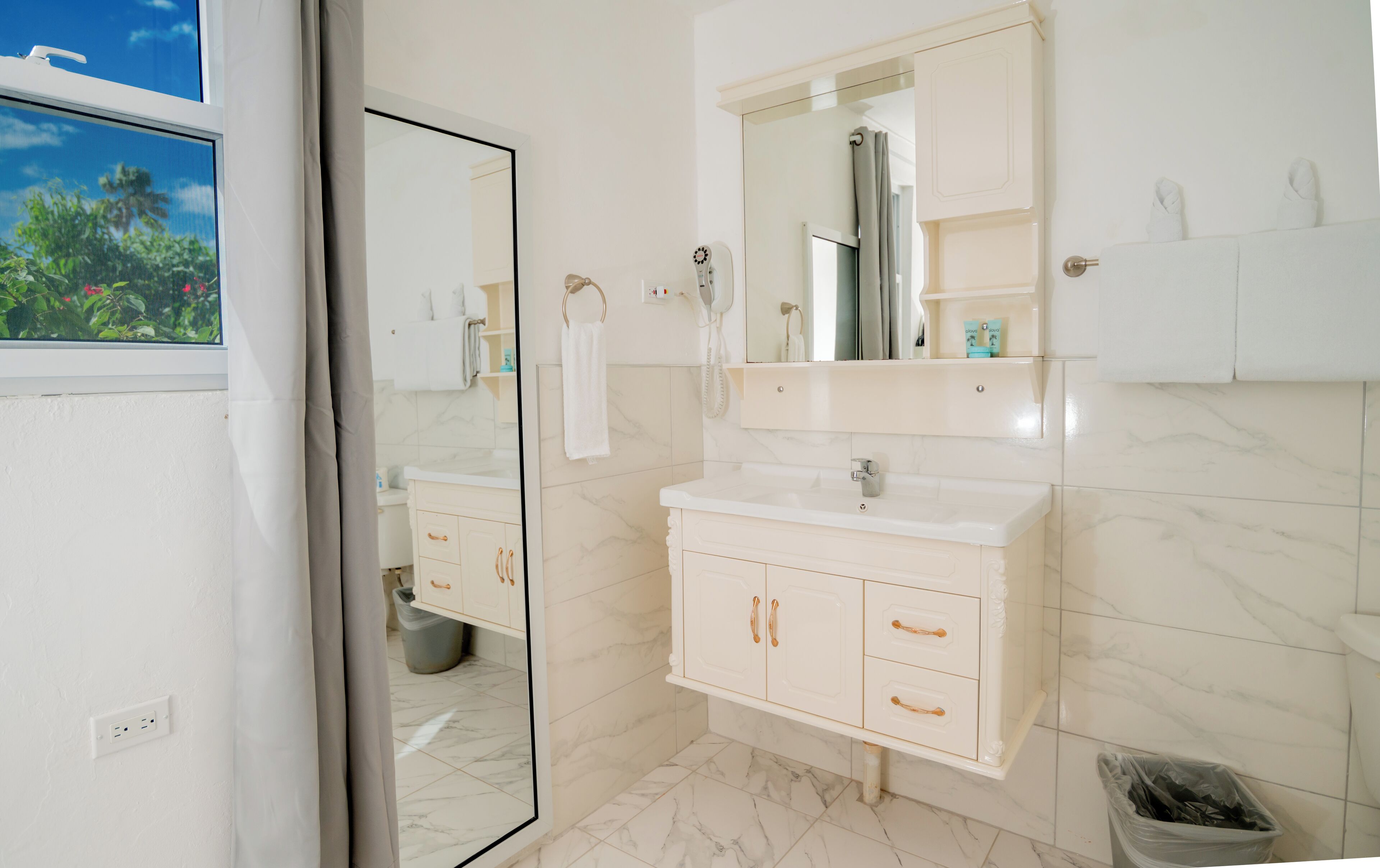 standard room, ocean view, 1 king bed | bathroom | shower, free toiletries, hair dryer, towels