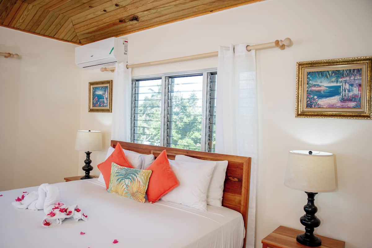 Svit Premium - 1 sovrum - kök - havsutsikt | Sängtillbehör av högsta kvalitet och värdeförvaringsskåp på rummet