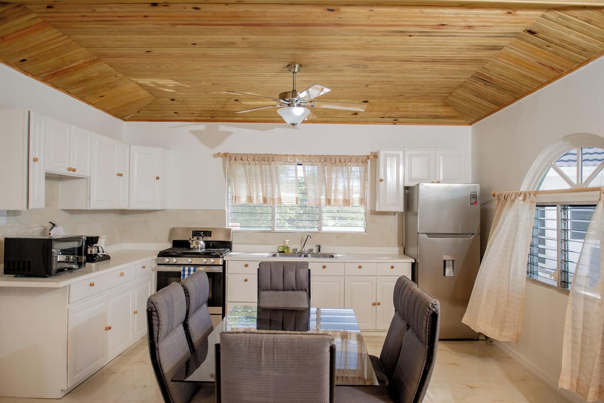 paradise a &b, premium 2 bedroom ocean view suite, 2 king bed, with kitchen and living area | in-room dining