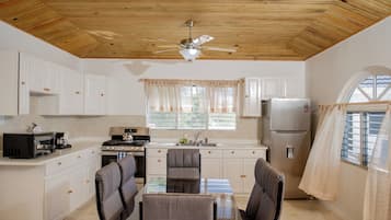 Paradise A &B, Premium 2 Bedroom Ocean View Suite, 2 King Bed, with Kitchen and Living Area | In-room dining