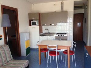 Apartamento, 1 habitación, vistas al mar | Cocina privada | Frigorífico grande, microondas, placa de cocina y lavavajillas