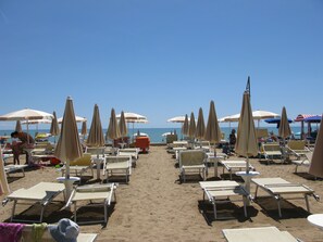 Playa privada, tumbonas y sombrillas