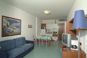 Apartamento, 1 habitación, vistas al mar | Zona de estar | Una televisión de pantalla plana