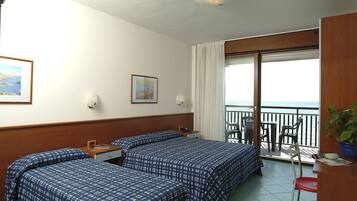 Appartement, 1 slaapkamer, uitzicht op zee | Een kluis op de kamer, een bureau, babybedden, gratis wifi