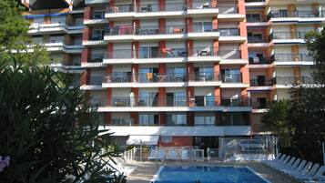 Outdoor pool, sun loungers