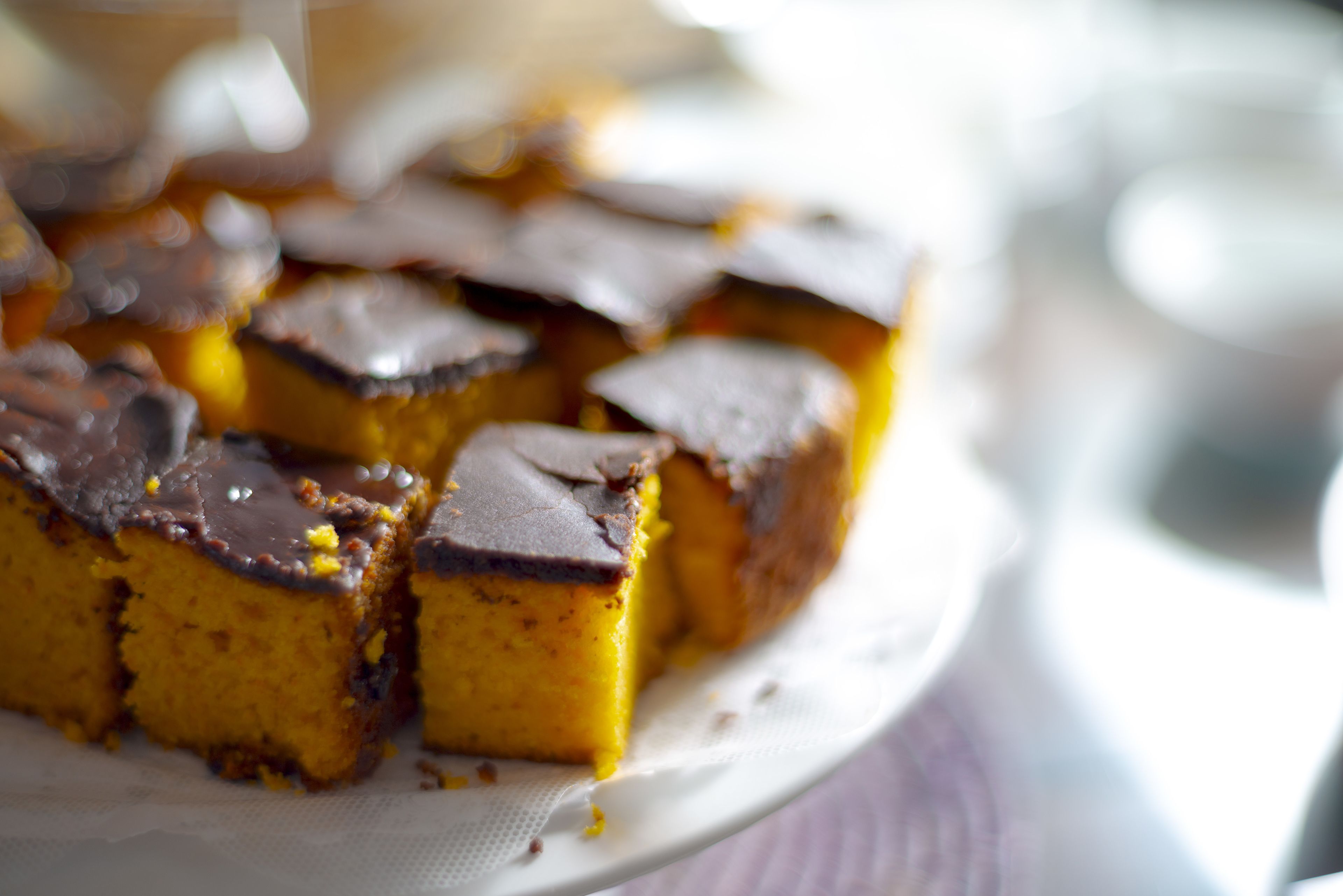 Un dessert au chocolat, servi dans une assiette blanche.