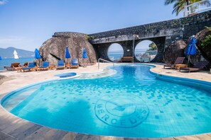 3 piscines extérieures, parasols de plage, chaises longues