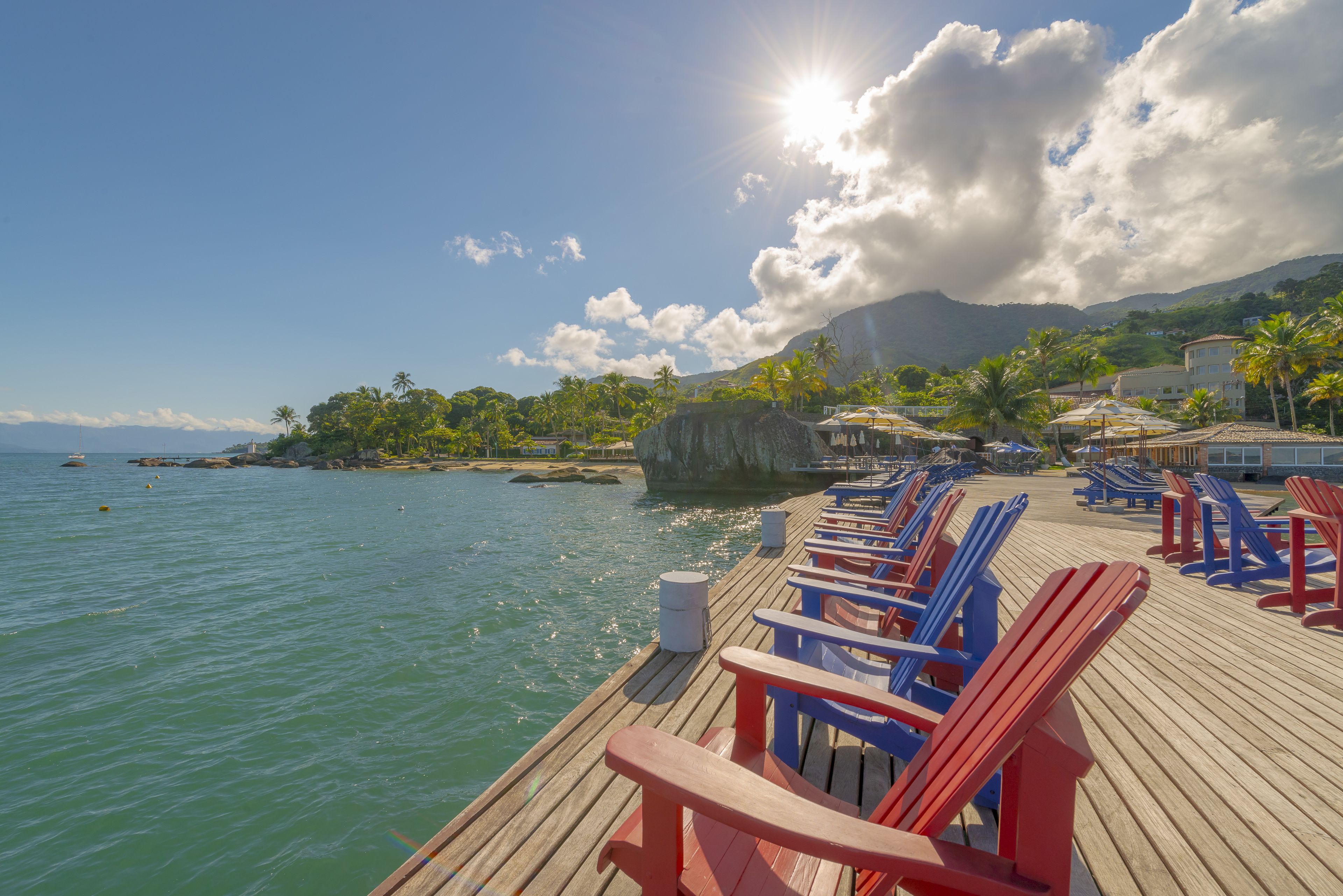 På stranden, solsenger, parasoller og strandhåndklær