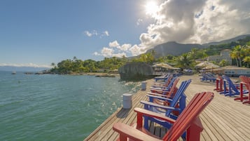 På stranden, solsenger, parasoller og strandhåndklær