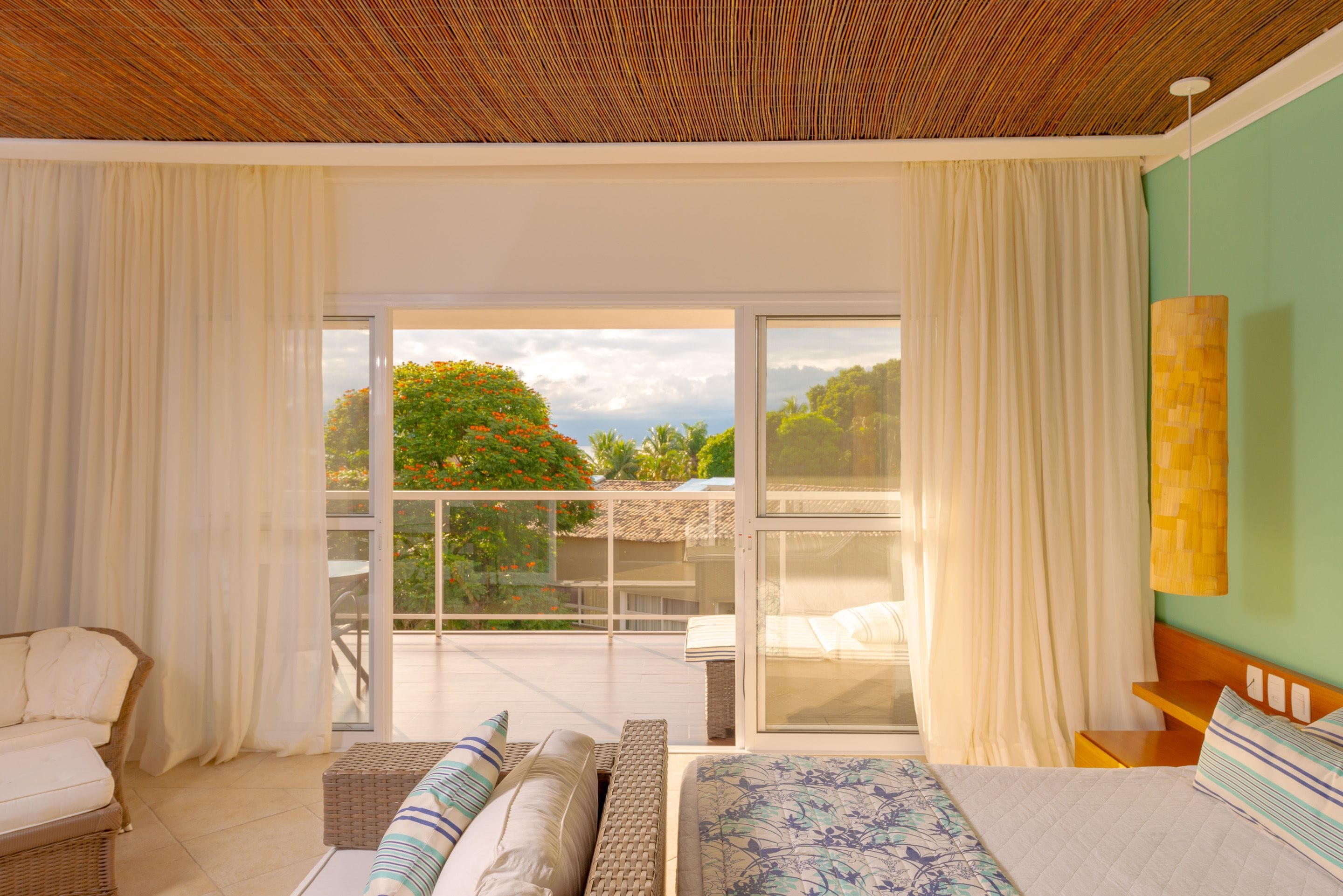 Minibar, coffres-forts dans les chambres, rideaux occultants