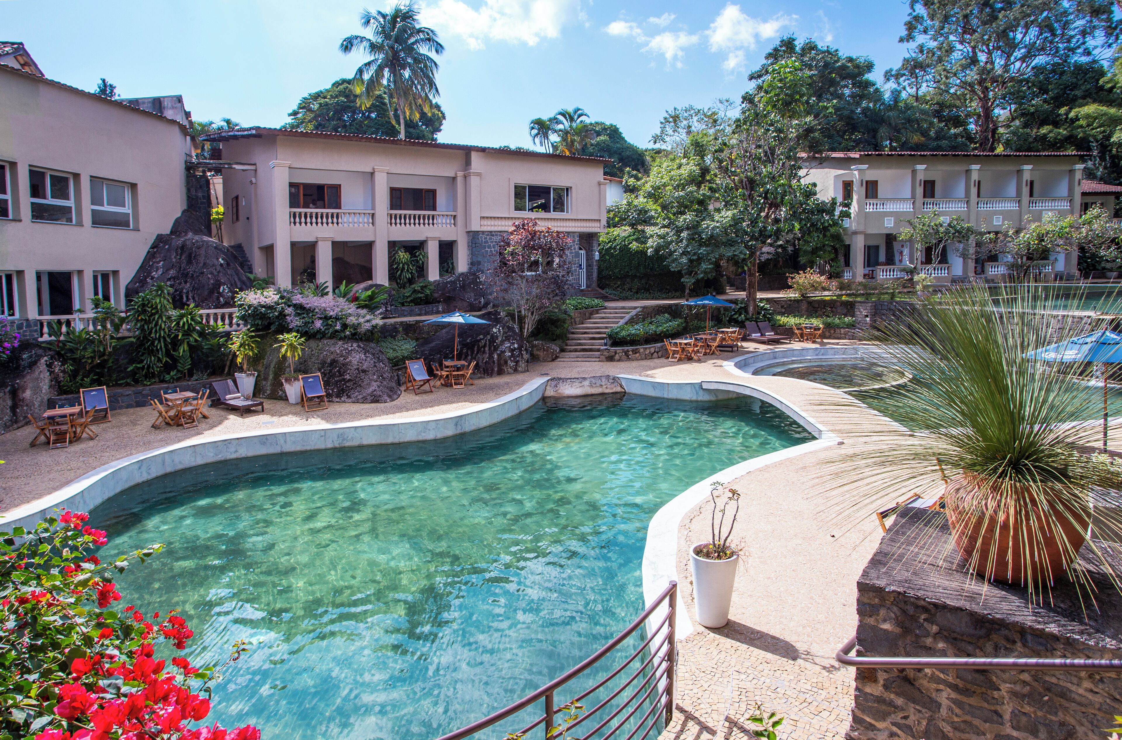 3 piscines extérieures, parasols de plage, chaises longues