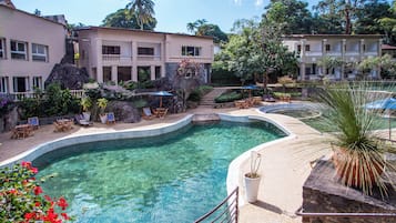 3 piscines extérieures, parasols de plage, chaises longues