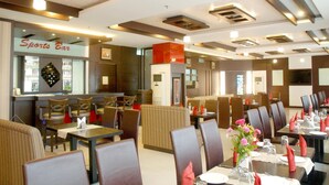 Ein Restaurant mit Sportbar-Bereich, Sitzgelegenheiten in Boxen und Tischen zum Essen.