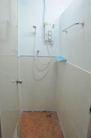 Mixed Dorm A - 8 Beds | Bathroom - Mickey Hostel (Ko Pha-ngan)
