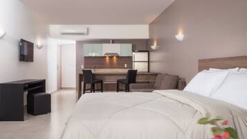 Minibar, caja de seguridad en la habitación y escritorio