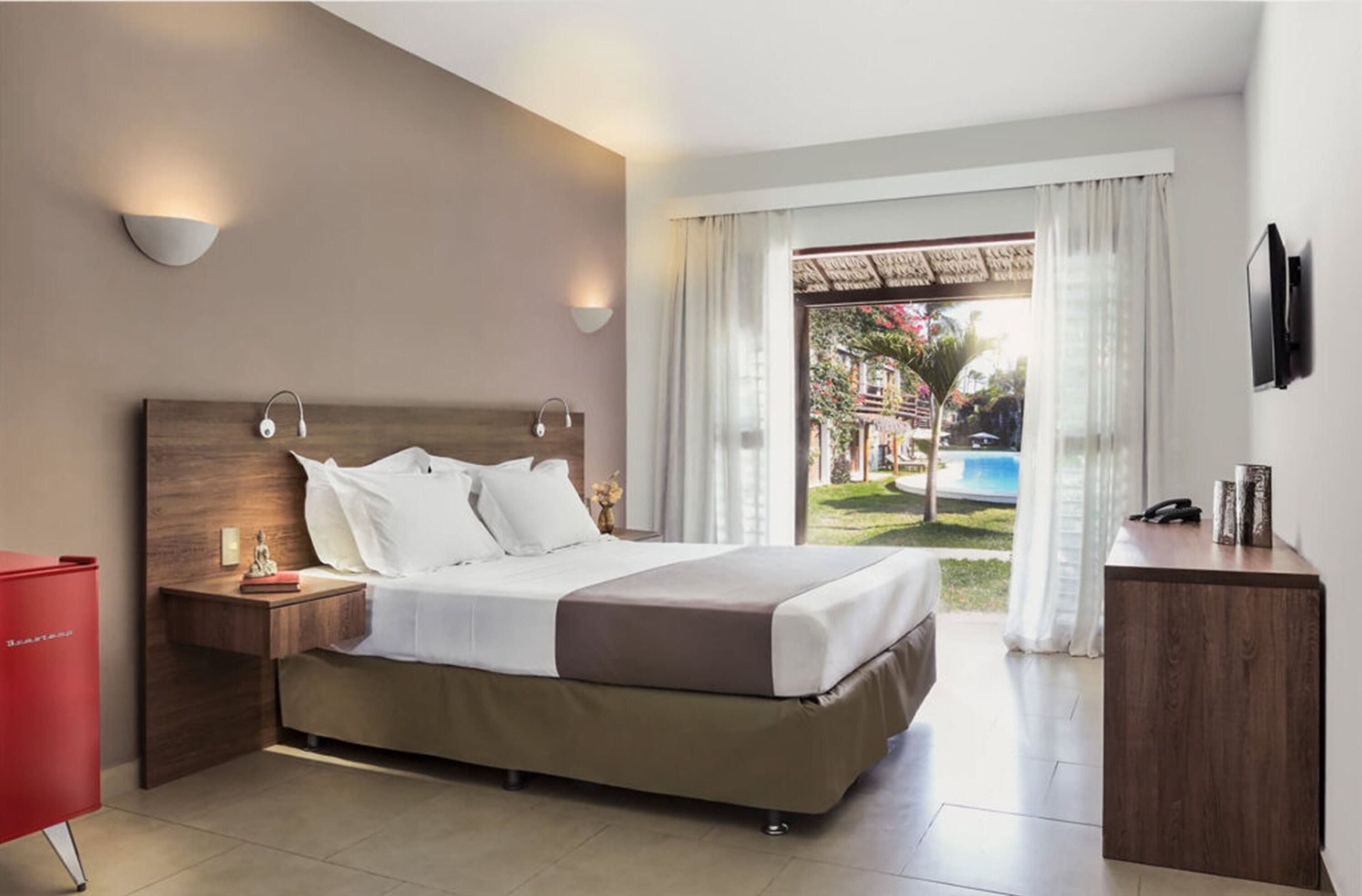 Minibaari, tallelokero huoneessa, työpöytä, pimennysverhot