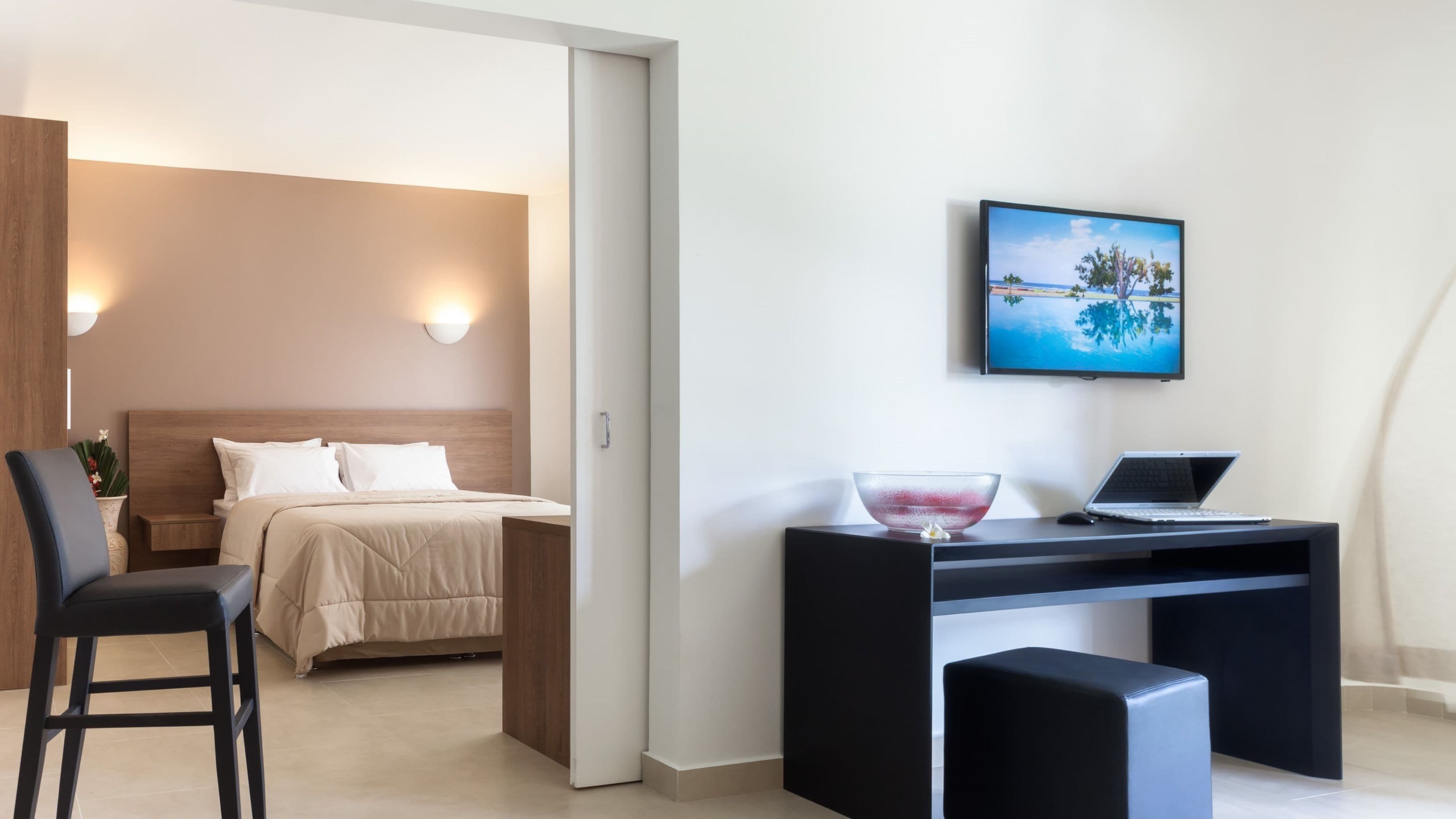 suite | living area | flat-screen tv