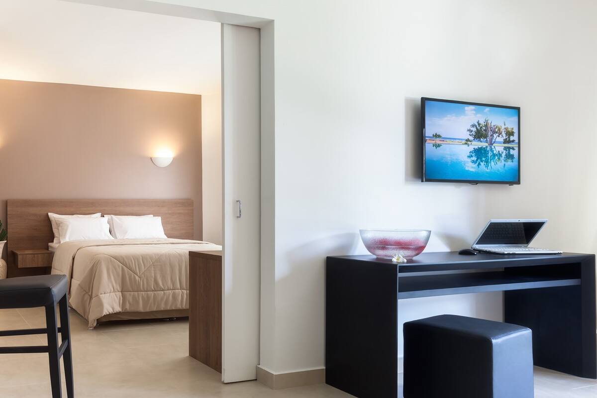 suite | living area | flat-screen tv