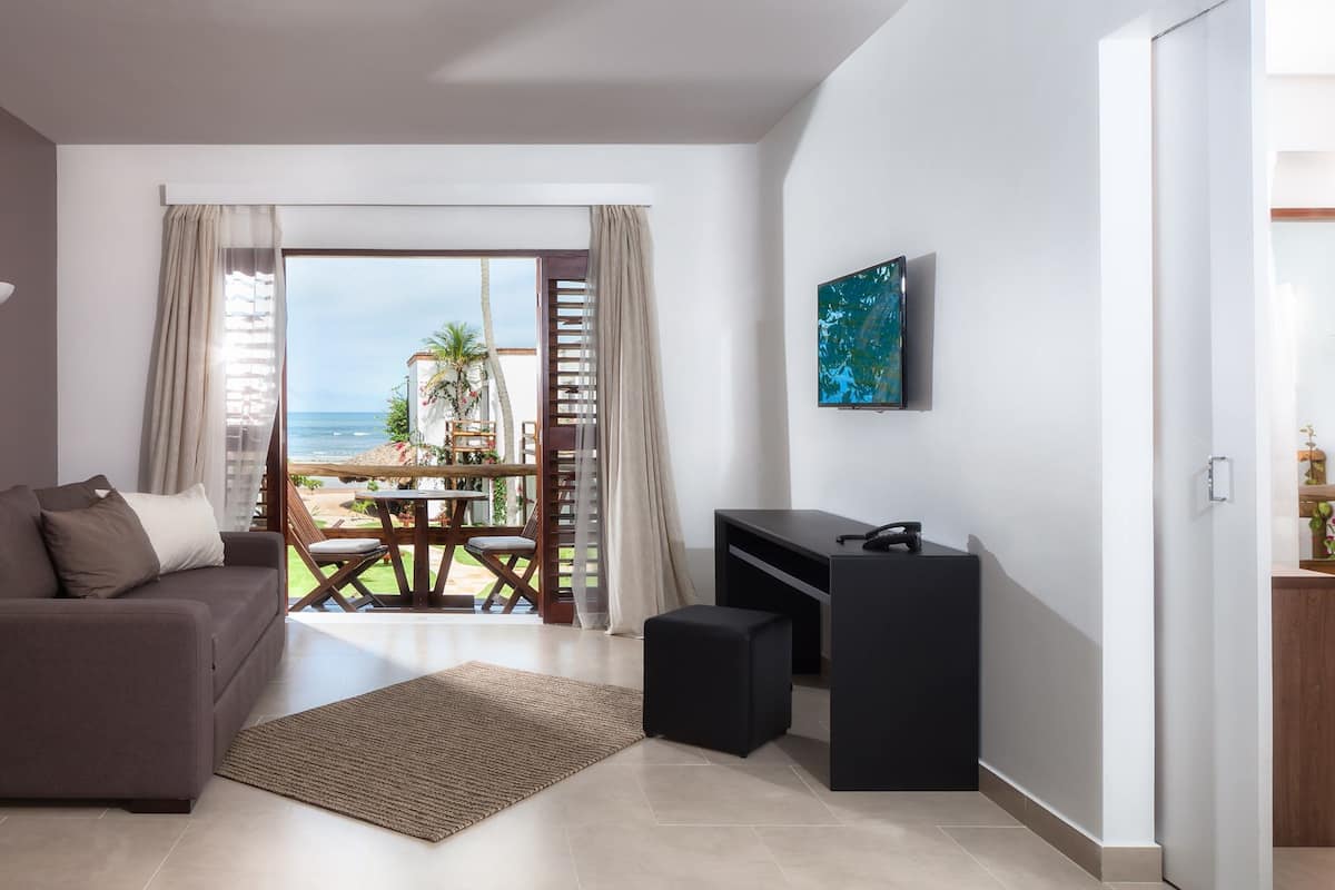 Frigobar, cofres nos quartos, escrivaninha, cortinas blackout