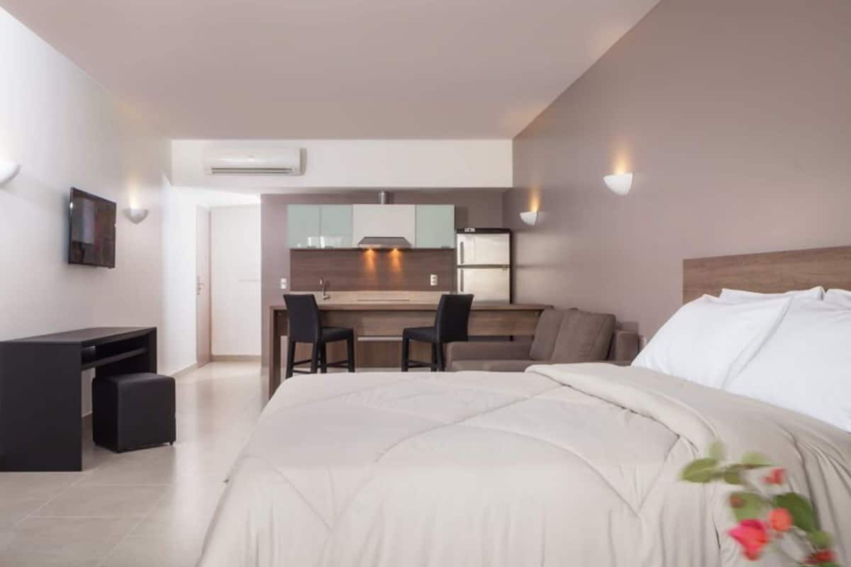 Frigobar, cofres nos quartos, escrivaninha, cortinas blackout