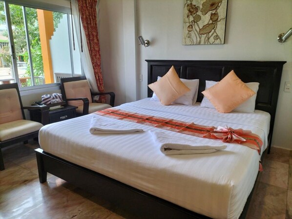 Blackout drapes, bed sheets - Lotus Paradise Resort (Koh Tao)