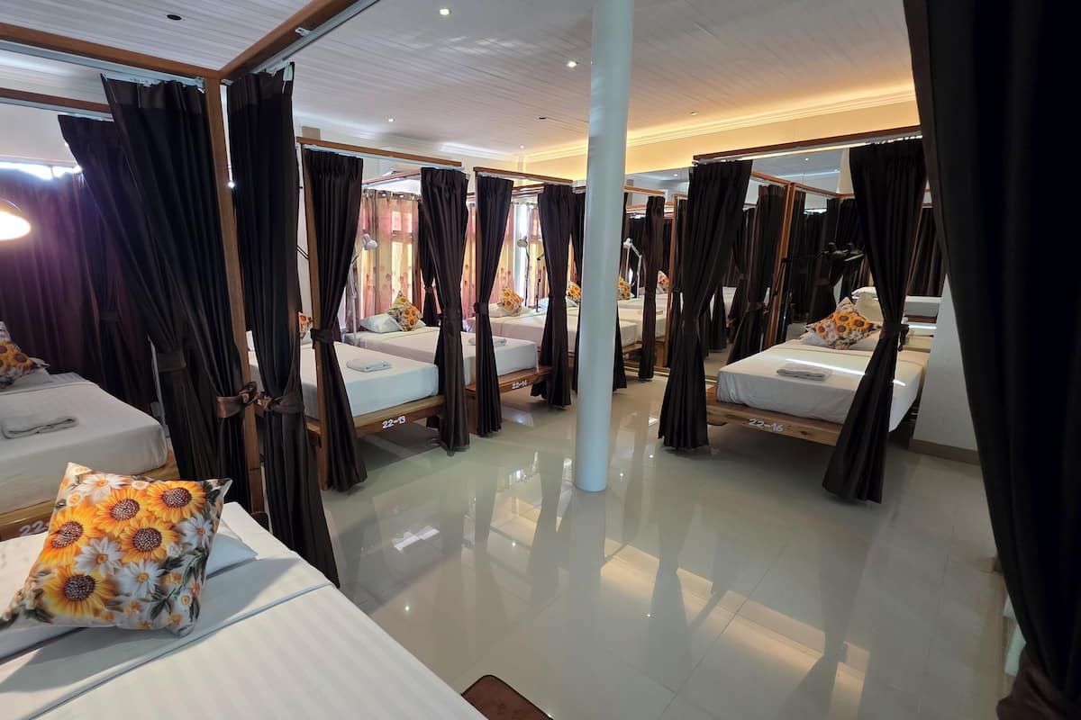 Rom – premium, kun for kvinner | Individuelt dekorert, blendingsgardiner, wi-fi (inkludert) og sengetøy