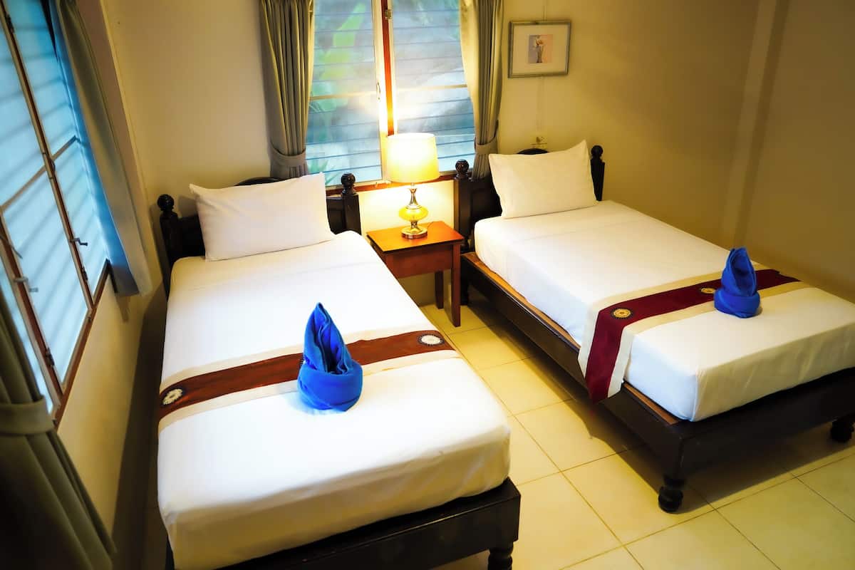 Standard Room, 2 Beds (Fan) | Tirai kedap cahaya dan Wi-Fi gratis