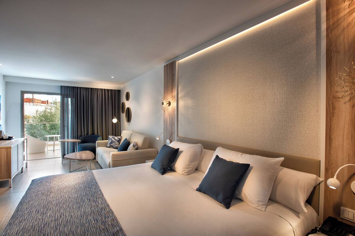 Premium bedding, minibar, in-room safe, blackout drapes