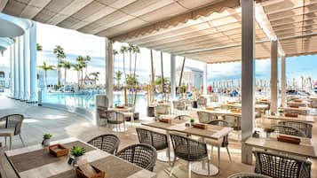 3 restaurants servant le petit déjeuner, le déjeuner et le dîner
