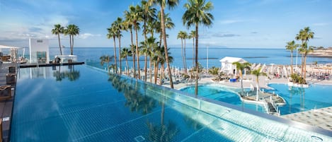 3 outdoor pools, pool umbrellas, sun loungers