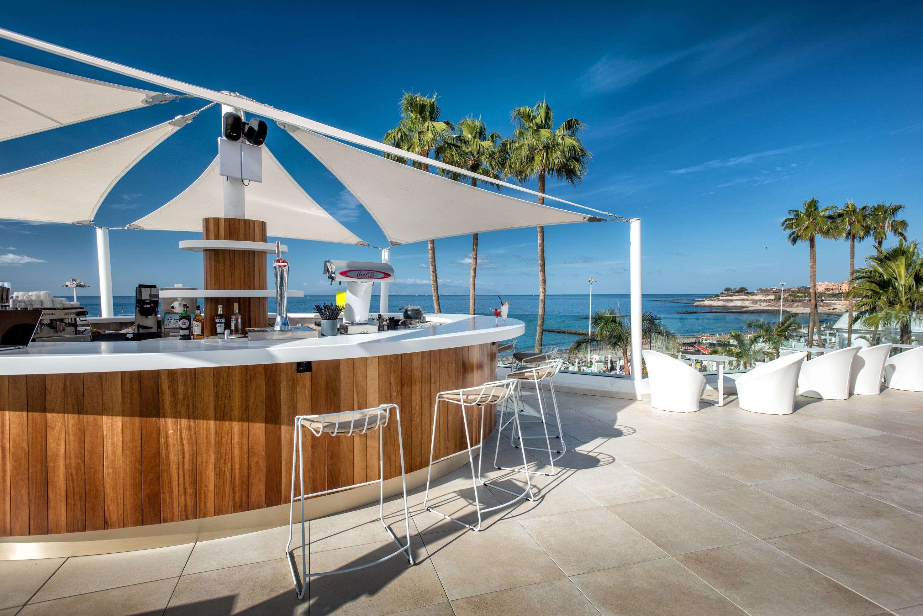 4 من البارات/الاستراحات، 3 من البارات على حمام السباحة