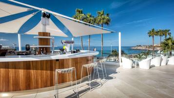 4 bars, 3 bars a la piscina i 3 bars al costat de la piscina