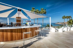 4 bars, 3 bars en milieu de piscine, 3 bars en bord de piscine