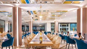 3 restaurants servant le petit déjeuner, le déjeuner et le dîner
