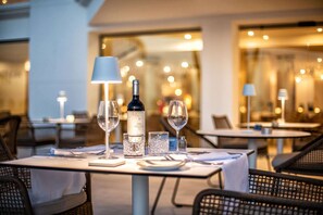 3 restaurants servant le petit déjeuner, le déjeuner et le dîner