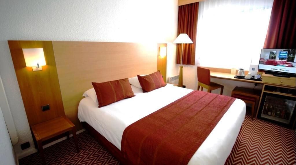 Comfort Room | Premium bedding, minibar, desk, laptop workspace