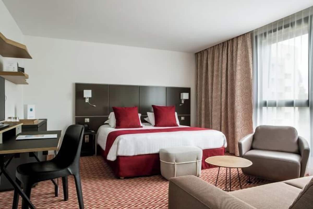Premium bedding, minibar, desk, laptop workspace