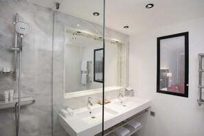 Habitación Deluxe | Baño | Ducha, secador de pelo y toallas
