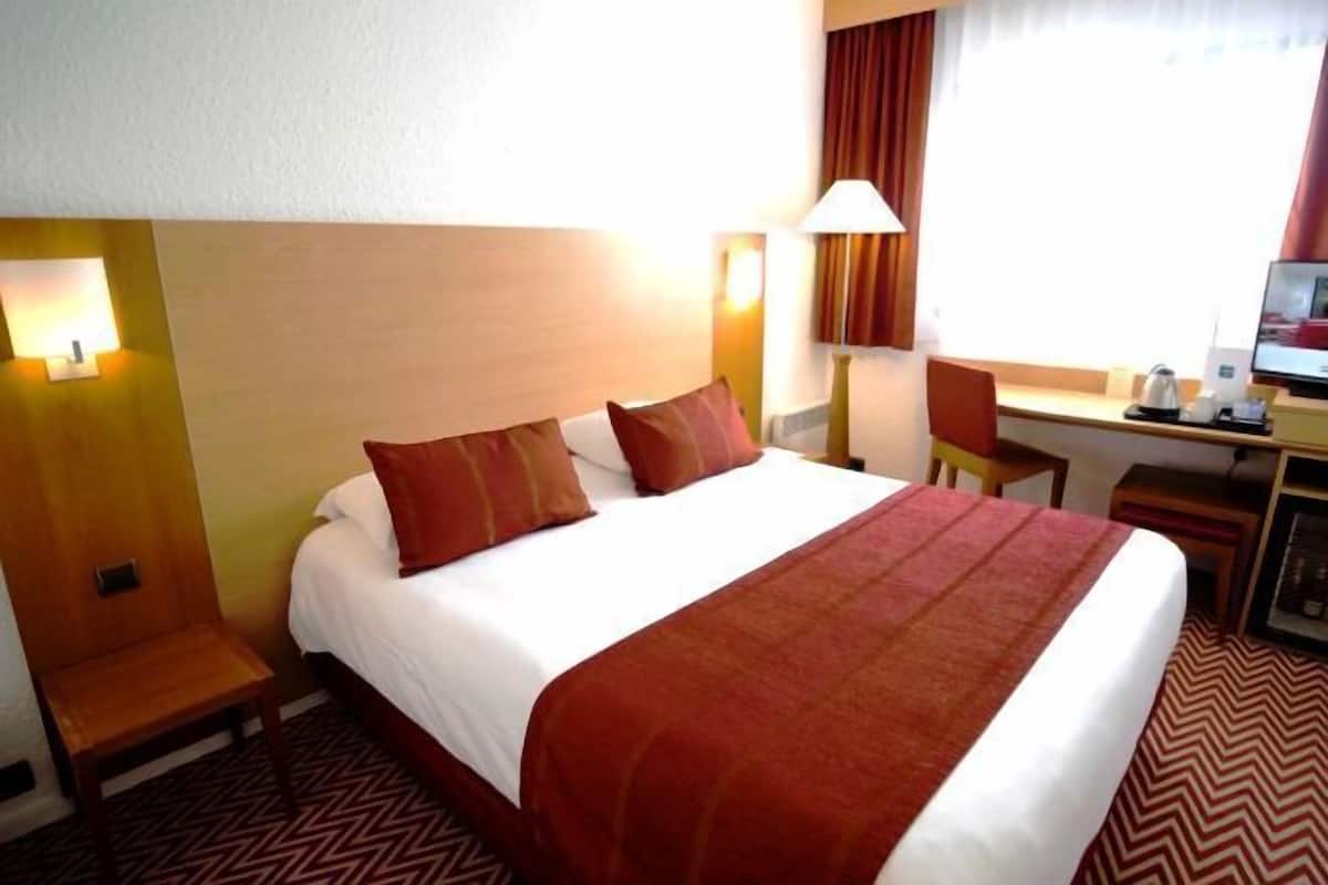 Premium bedding, minibar, desk, laptop workspace