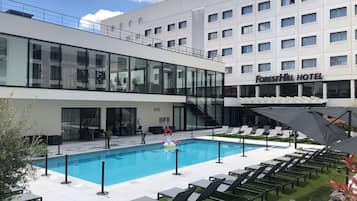 Piscine extérieure (ouverte en saison), parasols de plage