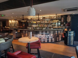 Déjeuner et dîner servis sur place