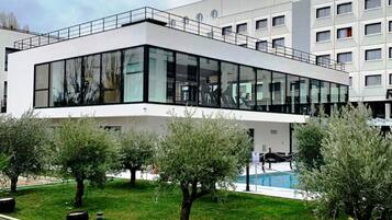 Een seizoensgebonden buitenzwembad en parasols bij het zwembad