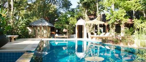 Hồ bơi ngoài trời, ghế dài tắm nắng 