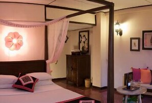 Minibar, caja de seguridad en la habitación y escritorio 