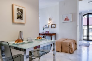Deluxe-huoneisto, 1 makuuhuone, kaupunkinäköala | Yksityinen keittiö | Minijääkaappi, mikroaaltouuni, liesi, astianpesukone