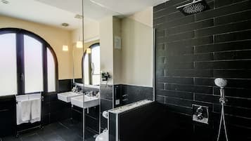 Căn hộ Deluxe, 1 phòng ngủ, quang cảnh thành phố | Phòng tắm | Buồng tắm vòi sen, vòi sen phun mưa, đồ dùng nhà tắm miễn phí
