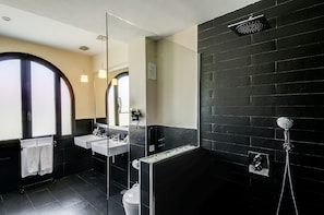 Deluxe Apartment, 1 Bedroom, City View | Bathroom | Shower, rainfall showerhead, free toiletries, hair dryer - Suites Murillo Alcazar (Seville)
