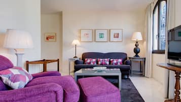 Deluxe-huoneisto, 1 makuuhuone | Oleskelualue | Taulutelevisio