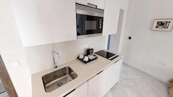 Apartamento Deluxe, 1 habitación, vistas a la ciudad | Cocina privada | Cafetera o tetera, frigorífico pequeño, microondas y placa de cocina